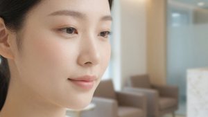 ใบหน้าผู้หญิงโหนกแก้มเรียบเนียนดูอ่อนเยาว์หลังลดโหนกแก้ม