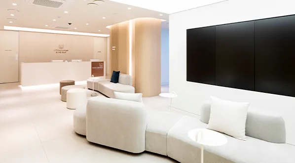 ส่วนต้อนรับและพื้นที่นั่งรอของ Banobagi Lifting Lounge