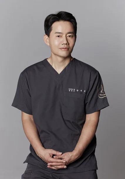 ดร.บันแจซัง (Dr. Jaesang Barn) ผู้อำนวยการและศัลยแพทย์ตกแต่งผู้ได้รับวุฒิบัตรที่ Banobagi